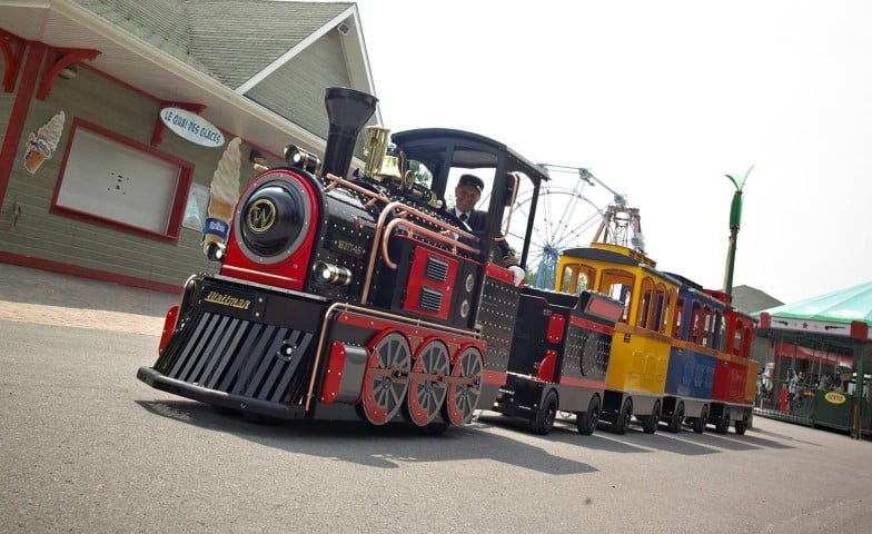 Petit train et mascotte du père noël